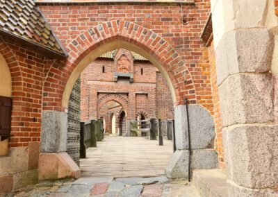 Brama na zamek Wysoki w Malborku most zwodzony