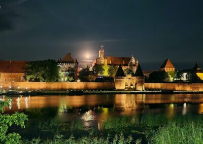 Zamek w Malborku panorama nocą