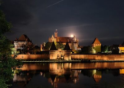 Zamek w Malborku panorama nocą Audioprzewodnik